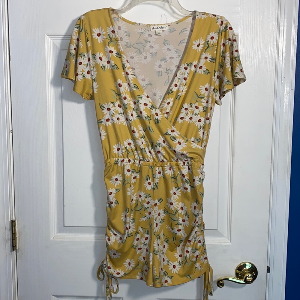 Derek Heart V Neck Daisy print yellow Short Sleeve Romper Medium